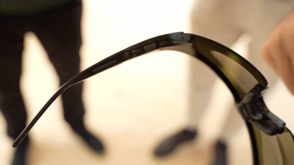 Sur les Oakley Meta Vanguard, les boutons passent en-dessous des branches. // Source : Numerama Sur les Oakley Meta Vanguard, les boutons passent en-dessous des branches. // Source : Numerama