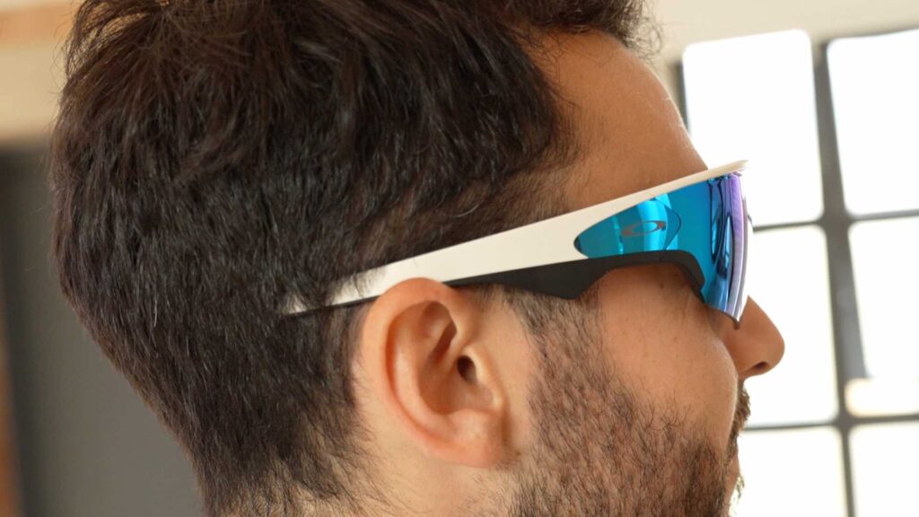 Les branches des Oakley Meta Vanguard intègrent des haut-parleurs très puissants. // Source : Numerama Les branches des Oakley Meta Vanguard intègrent des haut-parleurs très puissants. // Source : Numerama
