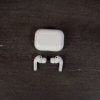 Le boîtier des AirPods Pro 3 ne change pas de dimension, mais il y a plusieurs changements internes. // Source : Numerama