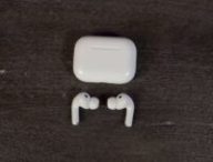 Le boîtier des AirPods Pro 3 ne change pas de dimension, mais il y a plusieurs changements internes. // Source : Numerama