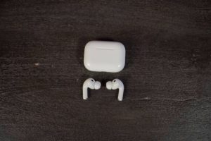 Le boîtier des AirPods Pro 3 ne change pas de dimension, mais il y a plusieurs changements internes. // Source : Numerama