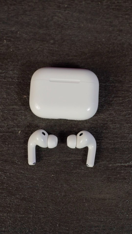 Le boîtier des AirPods Pro 3 ne change pas de dimension, mais il y a plusieurs changements internes. // Source : Numerama