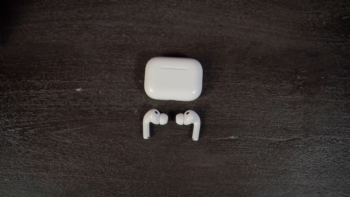Le boîtier des AirPods Pro 3 ne change pas de dimension, mais il y a plusieurs changements internes. // Source : Numerama Le boîtier des AirPods Pro 3 ne change pas de dimension, mais il y a plusieurs changements internes. // Source : Numerama