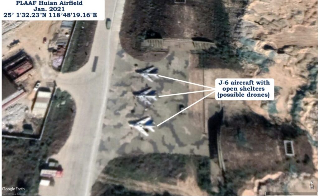 En 2022, l'étude du Mitchell Institute for Aerospace Studies présentait des images satellites de plusieurs J-6 stationnés sur des aérodromes et évoquait la possibilité qu'ils aient étaient transformés en drones de combat // Source : Mitchell Institute for Aerospace Studies En 2022, l'étude du Mitchell Institute for Aerospace Studies présentait des images satellites de plusieurs J-6 stationnés sur des aérodromes et évoquait la possibilité qu'ils aient étaient transformés en drones de combat // Source : Mitchell Institute for Aerospace Studies