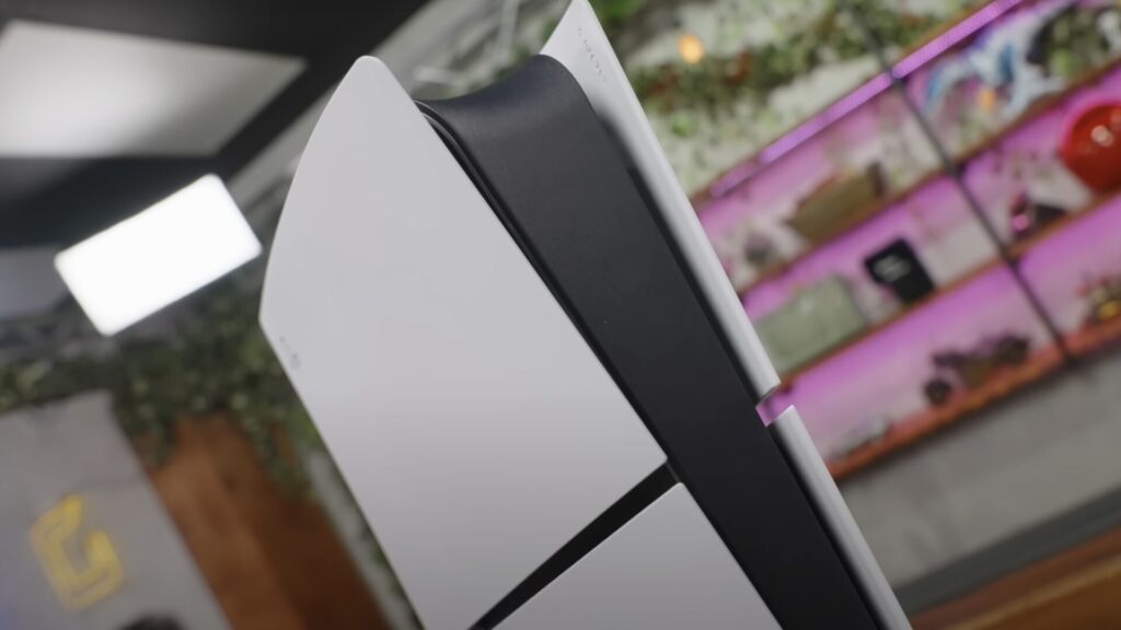 Nouvelle PS5 Slim // Source : Capture YouTube Nouvelle PS5 Slim // Source : Capture YouTube
