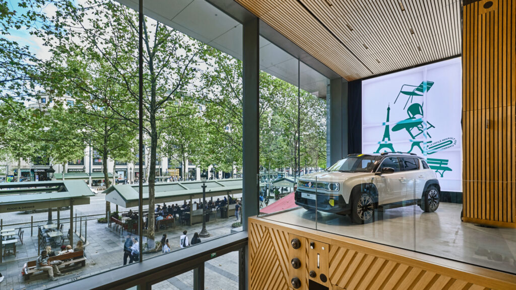 Cette Renault 4 domine la plus belle avenue du monde // Source : Clément Choulot pour Renault