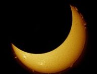 Éclipse solaire du 21 septembre 2025. // Source : Via X @astrostew (photo recadrée) Éclipse solaire du 21 septembre 2025. // Source : Via X @astrostew (photo recadrée)