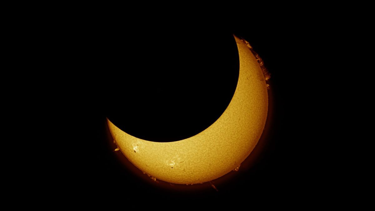 Éclipse solaire du 21 septembre 2025. // Source : Via X @astrostew (photo recadrée)