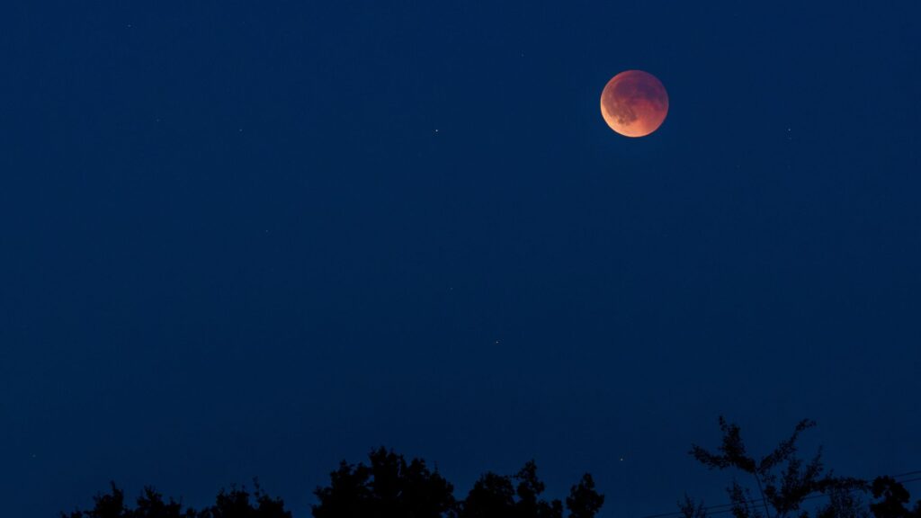 La Lune rougissante dans le ciel nocturne. // Source : Flickr/CC/Jürgen Mangelsdorf (photo recadrée) La Lune rougissante dans le ciel nocturne. // Source : Flickr/CC/Jürgen Mangelsdorf (photo recadrée)
