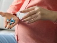 Femme enceinte prenant des médicaments. // Source : Canva Femme enceinte prenant des médicaments. // Source : Canva