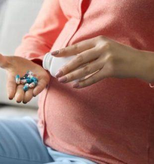 Femme enceinte prenant des médicaments. // Source : Canva Femme enceinte prenant des médicaments. // Source : Canva