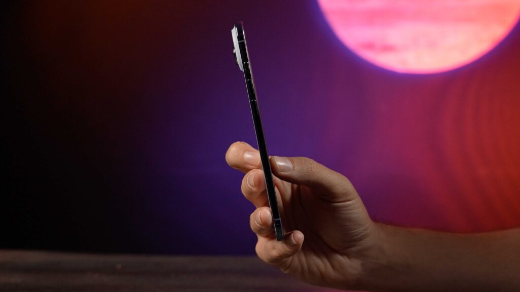 La finesse de l'iPhone Air est absolument impressionnante en main. Plus encore que le Galaxy S25 Edge de Samsung. // Source : Numerama La finesse de l'iPhone Air est absolument impressionnante en main. Plus encore que le Galaxy S25 Edge de Samsung. // Source : Numerama