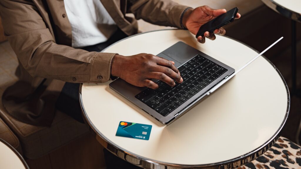 Carte bancaire physique ou virtuelle, c'est vous qui choisissez pour régler vos achats en ligne // Source : Fortuneo Carte bancaire physique ou virtuelle, c'est vous qui choisissez pour régler vos achats en ligne // Source : Fortuneo