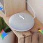 Le Google Home Mini et Gemini. // Source : Numerama Le Google Home Mini et Gemini. // Source : Numerama