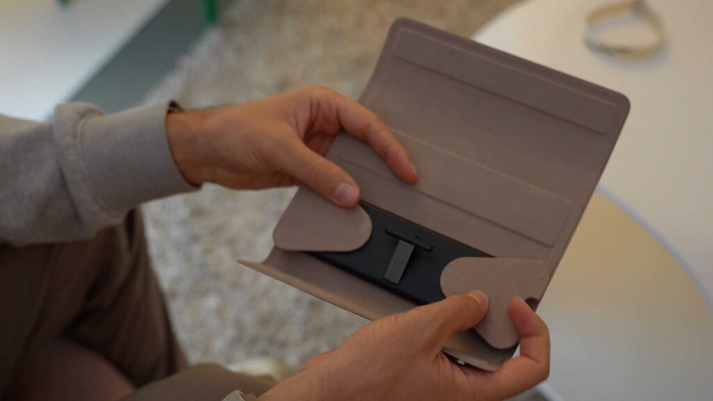 La très ingénieuse boîte des Meta Ray-Ban Display peut se plier pour être plate. La très ingénieuse boîte des Meta Ray-Ban Display peut se plier pour être plate.