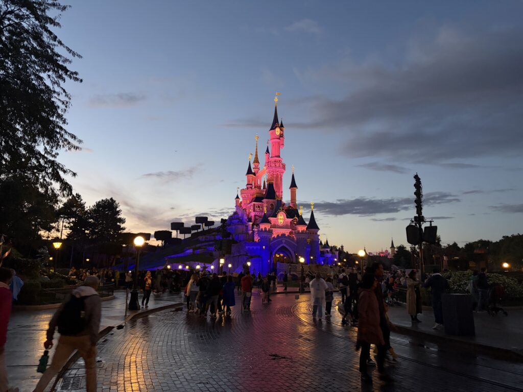 Les photos de nuit, même avec un capteur plus petit, sont satisfaisantes. L'iPhone 17 Pro s'en sort mieux. Les photos de nuit, même avec un capteur plus petit, sont satisfaisantes. L'iPhone 17 Pro s'en sort mieux.