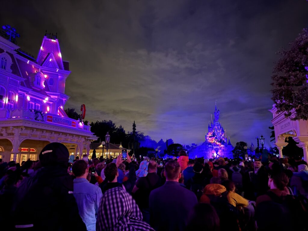 Quand on manque vraiment de lumière, on commence à voir les limites du capteur. Ici, le château et les immeubles sont mal définis. Quand on manque vraiment de lumière, on commence à voir les limites du capteur. Ici, le château et les immeubles sont mal définis.