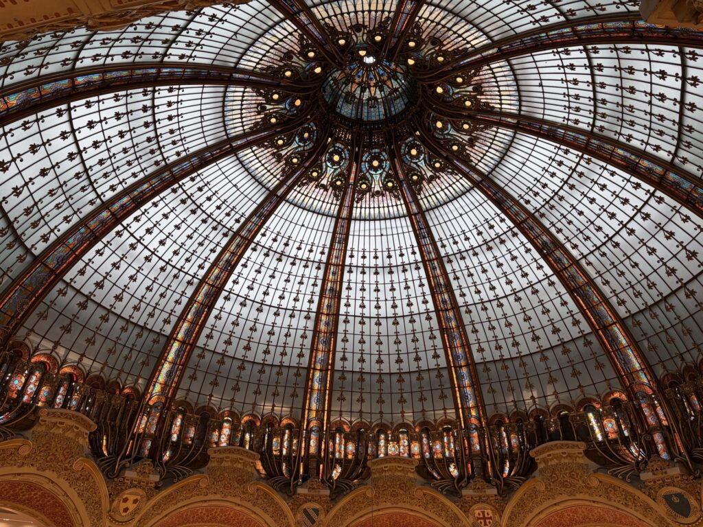Dans cette configuration, l'absence d'ultra grand-angle est regrettable. On doit reculer pour prendre en photo le plafond. Dans cette configuration, l'absence d'ultra grand-angle est regrettable. On doit reculer pour prendre en photo le plafond.