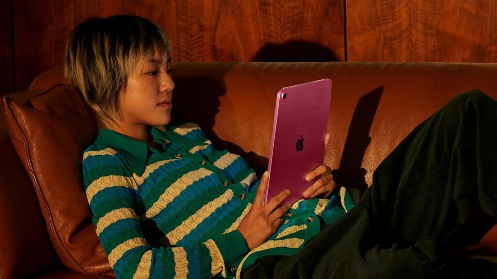 Un iPad 11 en promo et un canapé, que demander de plus ? // Source : Apple