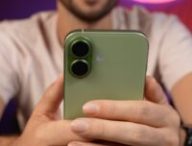 L'iPhone 17 vert en main. // Source : Numerama