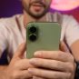 L'iPhone 17 vert en main. // Source : Numerama