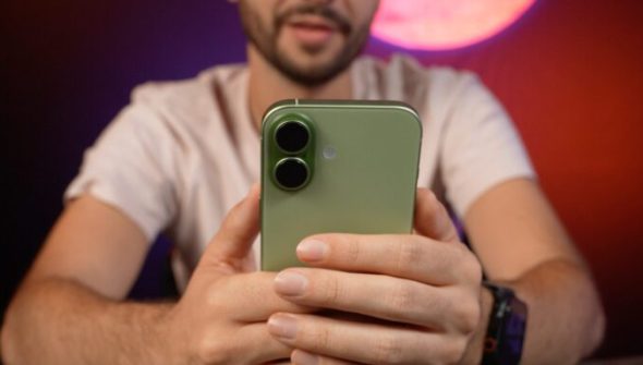 L'iPhone 17 vert en main. // Source : Numerama L'iPhone 17 vert en main. // Source : Numerama