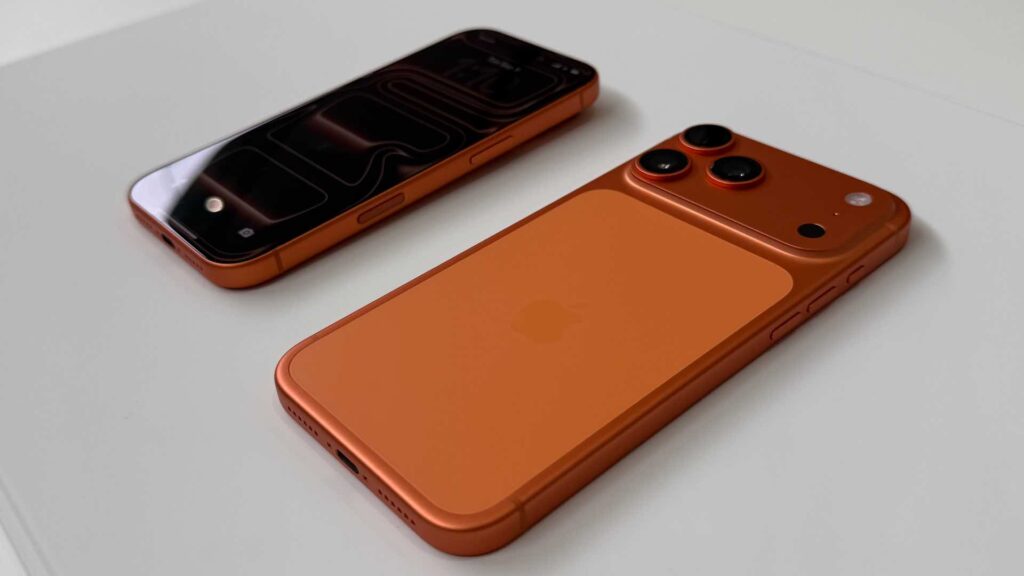 Un bon aperçu de l'aspect bicolore de l'iPhone orange. Un bon aperçu de l'aspect bicolore de l'iPhone orange.