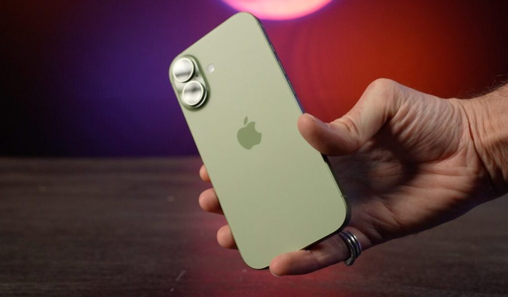 Le dos de l'iPhone 17 est très ressemblant à celui de l'iPhone 16. // Source : Numerama