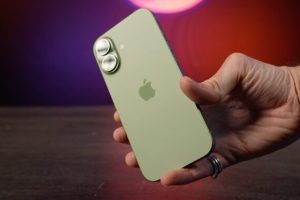 Le dos de l'iPhone 17 est très ressemblant à celui de l'iPhone 16. // Source : Numerama