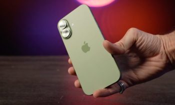 Le dos de l'iPhone 17 est très ressemblant à celui de l'iPhone 16. // Source : Numerama Le dos de l'iPhone 17 est très ressemblant à celui de l'iPhone 16. // Source : Numerama