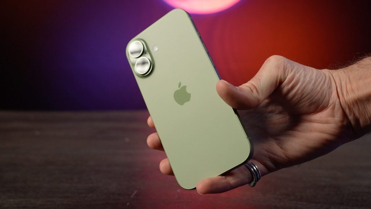 Le dos de l'iPhone 17 est très ressemblant à celui de l'iPhone 16. // Source : Numerama Le dos de l'iPhone 17 est très ressemblant à celui de l'iPhone 16. // Source : Numerama