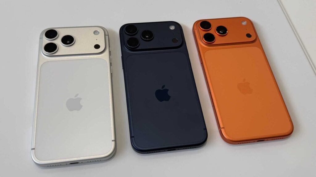 Les trois couleurs des iPhone 17 Pro. // Source : Numerama Les trois couleurs des iPhone 17 Pro. // Source : Numerama