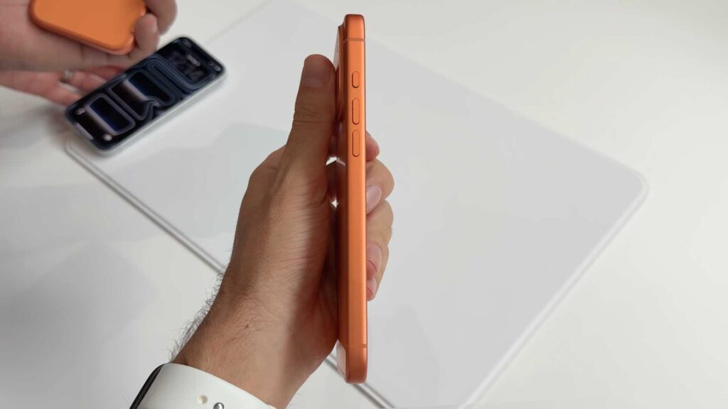 L'iPhone 17 Pro est un des smartphones les plus épais du marché. L'arrondi facilite heureusement la prise en main. // Source : Numerama L'iPhone 17 Pro est un des smartphones les plus épais du marché. L'arrondi facilite heureusement la prise en main. // Source : Numerama