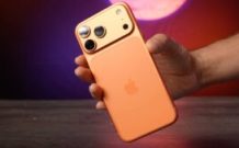 Le dos de l'iPhone 17 Pro Max est en deux parties. Le haut et les côtés sont en aluminium, une partie est en verre. // Source : Alfred Tertrais - Numerama Le dos de l'iPhone 17 Pro Max est en deux parties. Le haut et les côtés sont en aluminium, une partie est en verre. // Source : Alfred Tertrais - Numerama