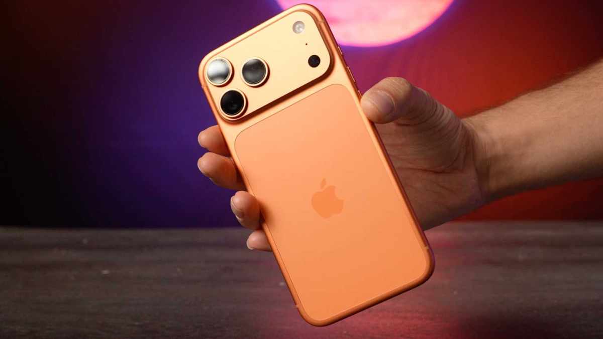 Le dos de l'iPhone 17 Pro Max est en deux parties. Le haut et les côtés sont en aluminium, une partie est en verre. // Source : Alfred Tertrais - Numerama Le dos de l'iPhone 17 Pro Max est en deux parties. Le haut et les côtés sont en aluminium, une partie est en verre. // Source : Alfred Tertrais - Numerama