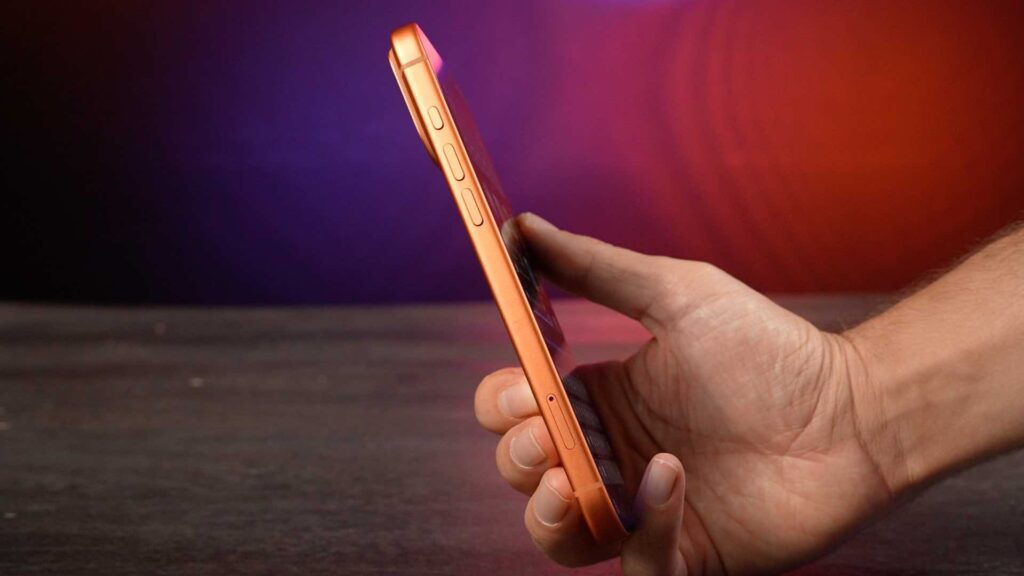En Europe, l'iPhone 17 Pro Max a un emplacement Nano SIM. Sa présence retire quelques centimètres cube à la batterie. // Source : Alfred Tertrais - Numerama En Europe, l'iPhone 17 Pro Max a un emplacement Nano SIM. Sa présence retire quelques centimètres cube à la batterie. // Source : Alfred Tertrais - Numerama