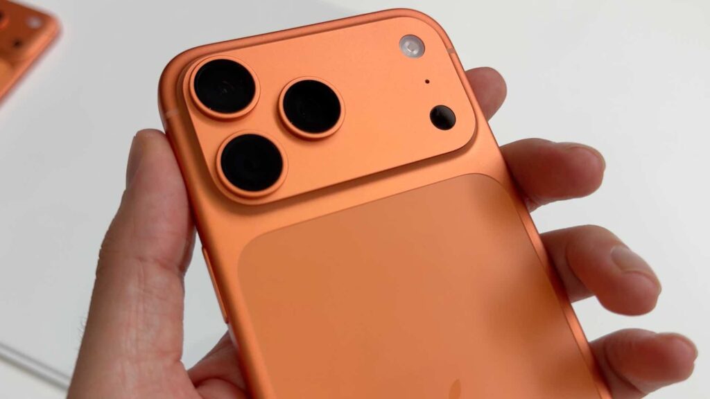 Le nouveau module caméra de l'iPhone 17 Pro est en aluminium. C'est beaucoup mieux qu'avant ! // Source : Numerama Le nouveau module caméra de l'iPhone 17 Pro est en aluminium. C'est beaucoup mieux qu'avant ! // Source : Numerama