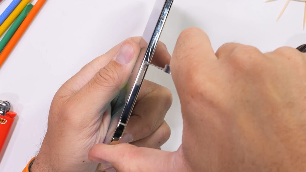 Adieu l'aspect brillant de l'iPhone Air : JerryRigEverything le torture. Adieu l'aspect brillant de l'iPhone Air : JerryRigEverything le torture.