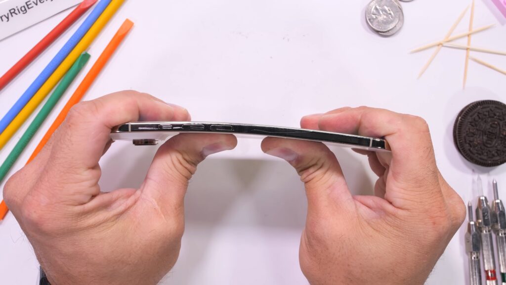 L'iPhone Air se tord un peu si on force beaucoup, mais revient toujours plat. L'iPhone Air se tord un peu si on force beaucoup, mais revient toujours plat.