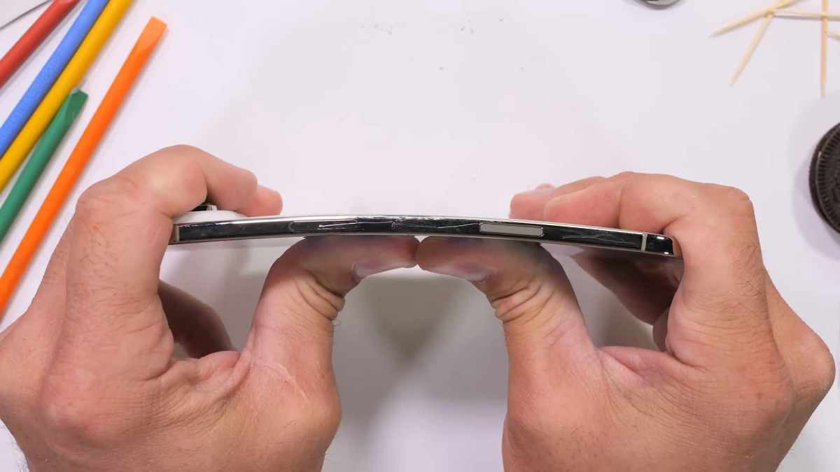 iPhone Air bendgate. // Source : JerryRigEverything iPhone Air bendgate. // Source : JerryRigEverything