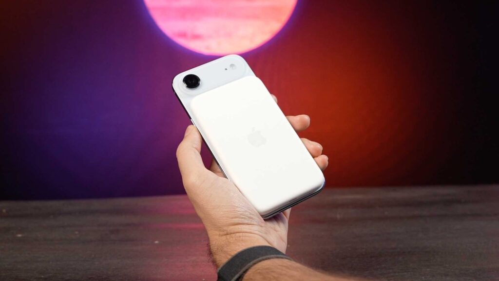 L'iPhone Air avec sa MagSafe Battery. L'iPhone Air avec sa MagSafe Battery.