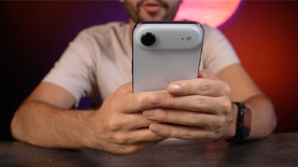 L'iPhone Air en main. L'iPhone Air en main.