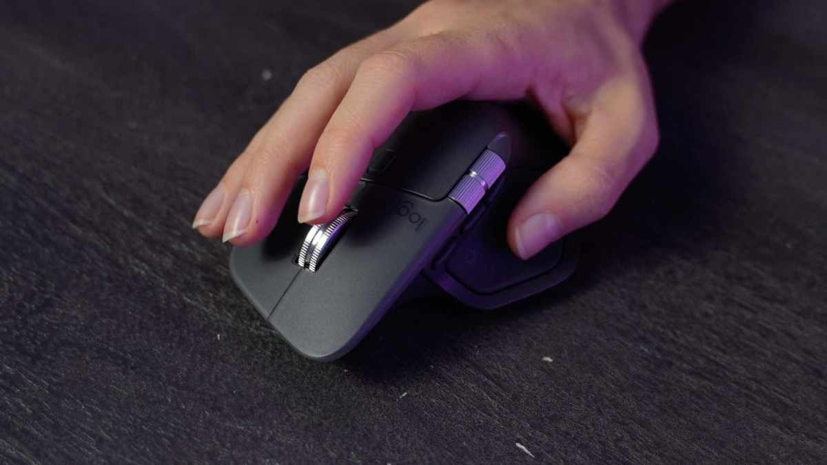 La prise en main de la Logitech MX Master 4 est très agréable. La souris épouse parfaitement la forme de la main. // Source : Numerama La prise en main de la Logitech MX Master 4 est très agréable. La souris épouse parfaitement la forme de la main. // Source : Numerama