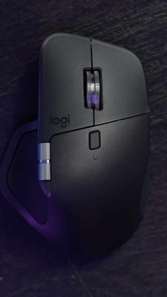 Esthétiquement, la Logitech MX Master 4 est très belle. Esthétiquement, la Logitech MX Master 4 est très belle.