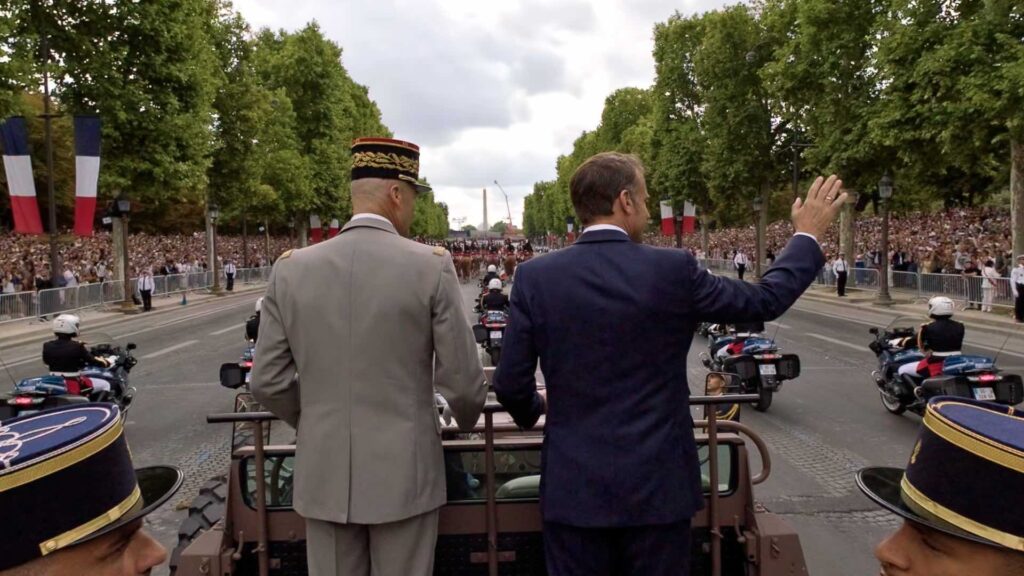 Une grande partie du documentaire se passe ici, derrière le président sur les Champs-Elysées. Une grande partie du documentaire se passe ici, derrière le président sur les Champs-Elysées.