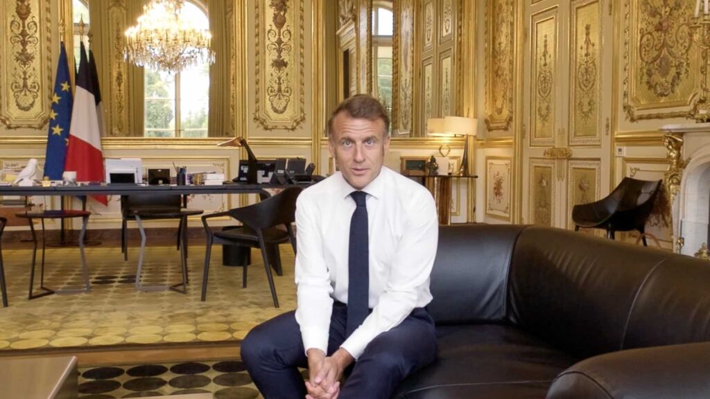Au début du reportage, Emmanuel Macron s'assoit en face du spectateur et s'adresse à lui. Au début du reportage, Emmanuel Macron s'assoit en face du spectateur et s'adresse à lui.