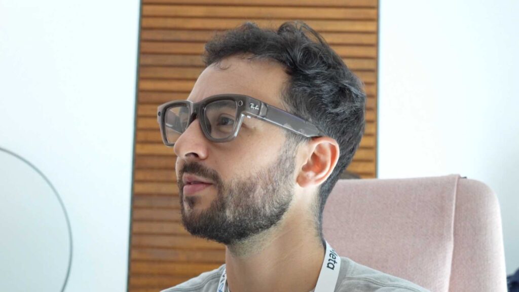 Les branches des Meta Ray-Ban Display sont un peu épaisses, mais le design est relativement normal. Les branches des Meta Ray-Ban Display sont un peu épaisses, mais le design est relativement normal.