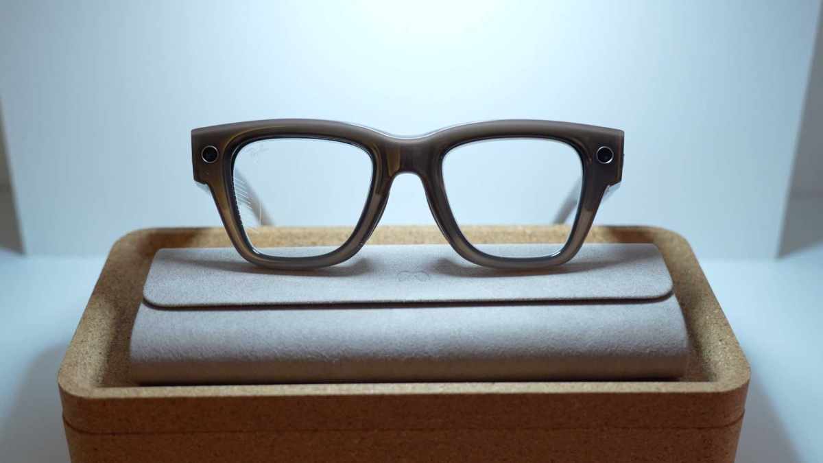 Les Meta Ray-Ban Display et leur boîte de transport totalement pliée. Les Meta Ray-Ban Display et leur boîte de transport totalement pliée.