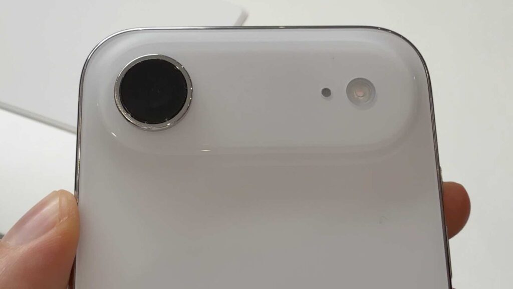 La puce est à droite de l'appareil photo. Tout le bas de l'appareil est dédié à la batterie. // Source : Numerama La puce est à droite de l'appareil photo. Tout le bas de l'appareil est dédié à la batterie. // Source : Numerama