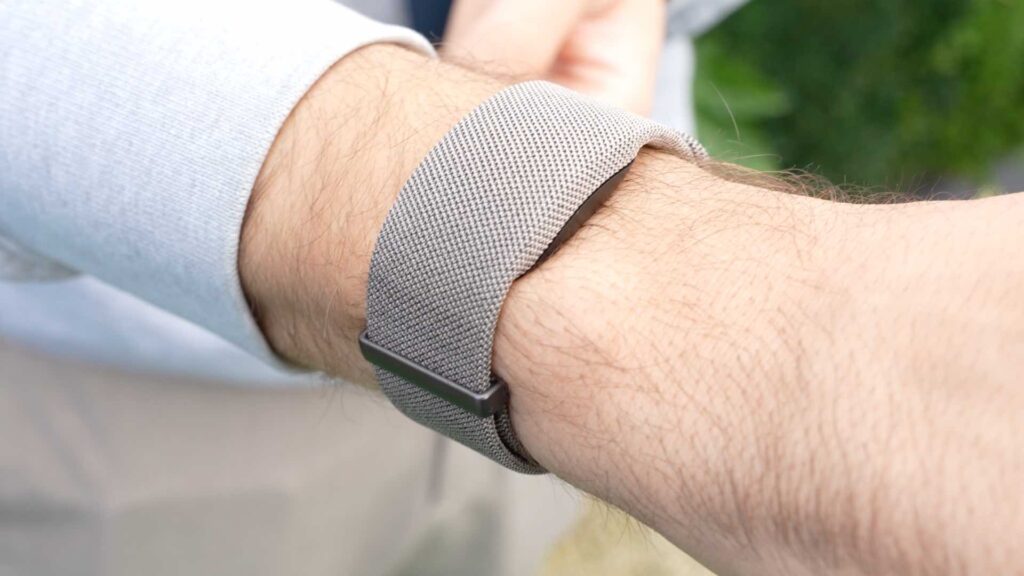 Le bracelet Meta Neural Band. On peut utiliser les lunettes sans, mais seulement à la voix. Le bracelet Meta Neural Band. On peut utiliser les lunettes sans, mais seulement à la voix.